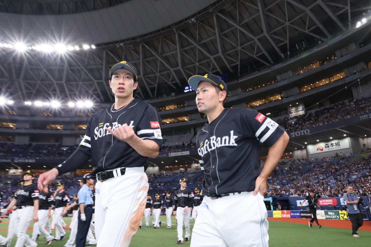 優勝を決め、中村晃と言葉を交わす柳田悠岐【写真:栗木一考】