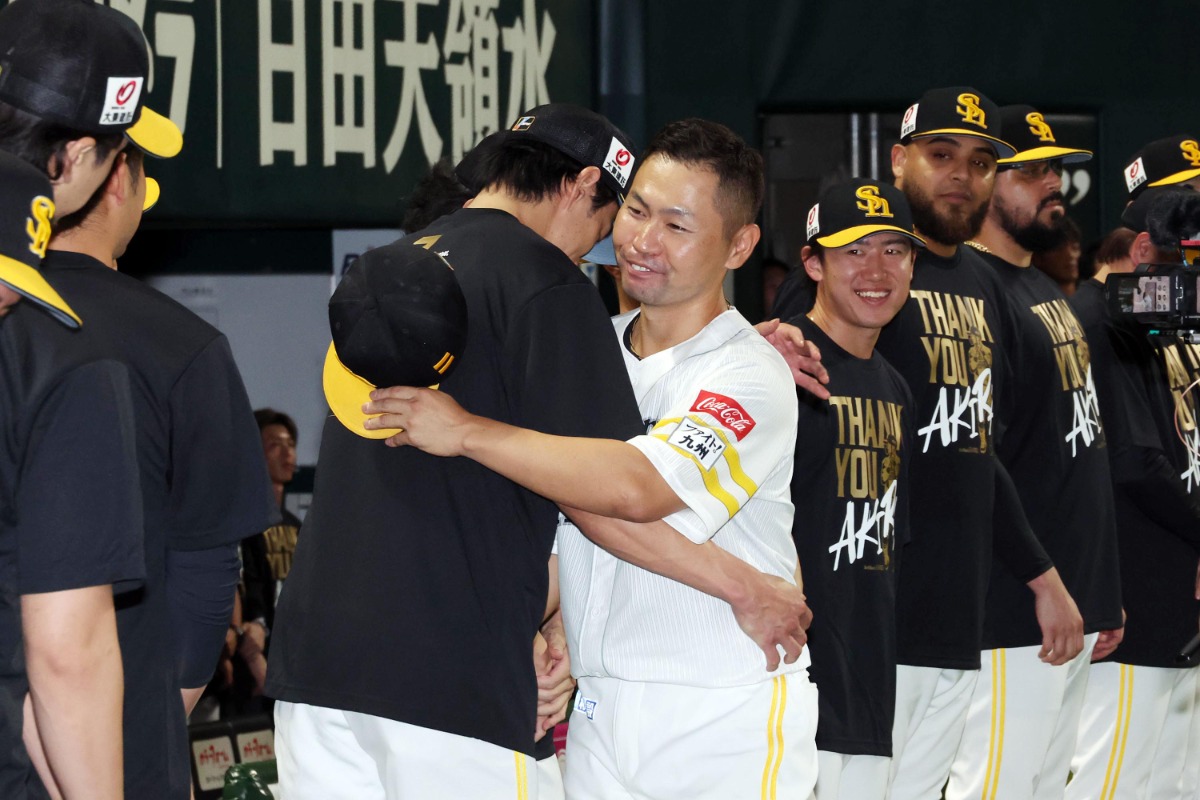 引退セレモニー終了後、中村晃と抱擁する柳田悠岐【写真:栗木一考】