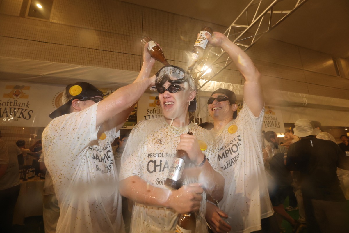 ビールかけに参加した小林樹斗【写真：栗木一考】