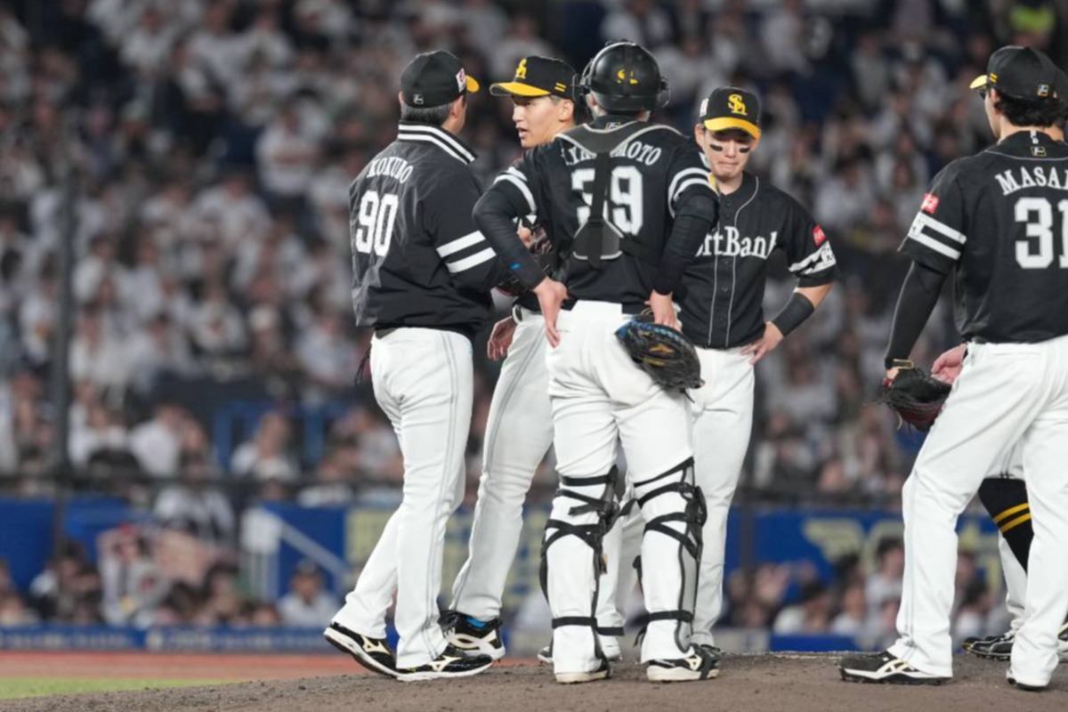 前田悠伍投手に交代を告げる小久保裕紀監督【写真:井上学】