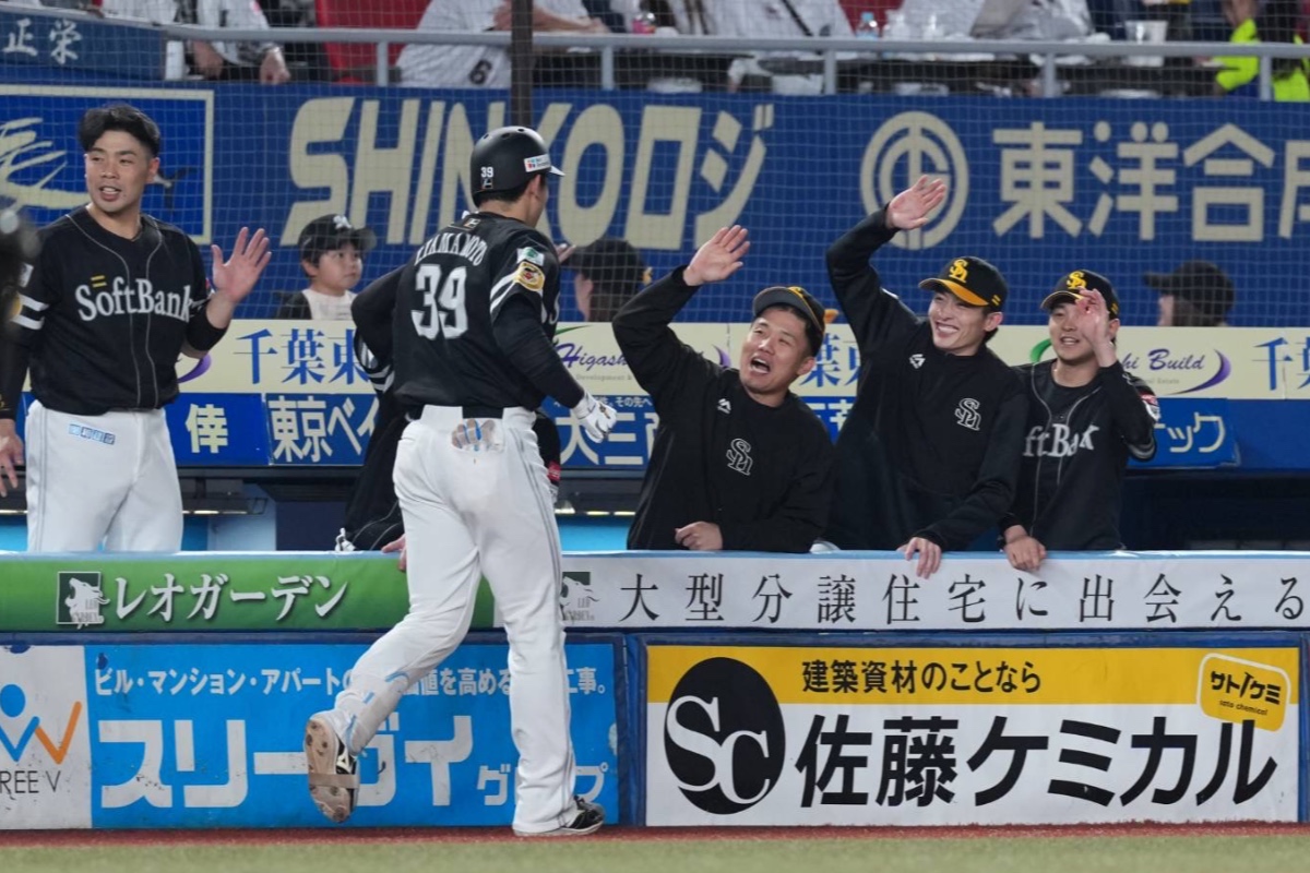 逆転3ランを放った山本祐大を笑顔で迎える周東佑京【写真：井上学】