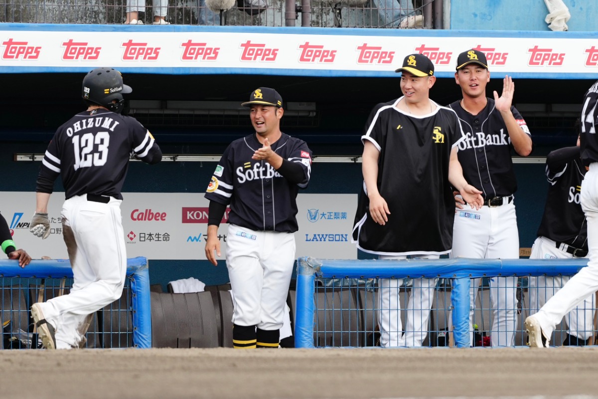 大泉周也を迎えるナイン【写真：黒澤崇】