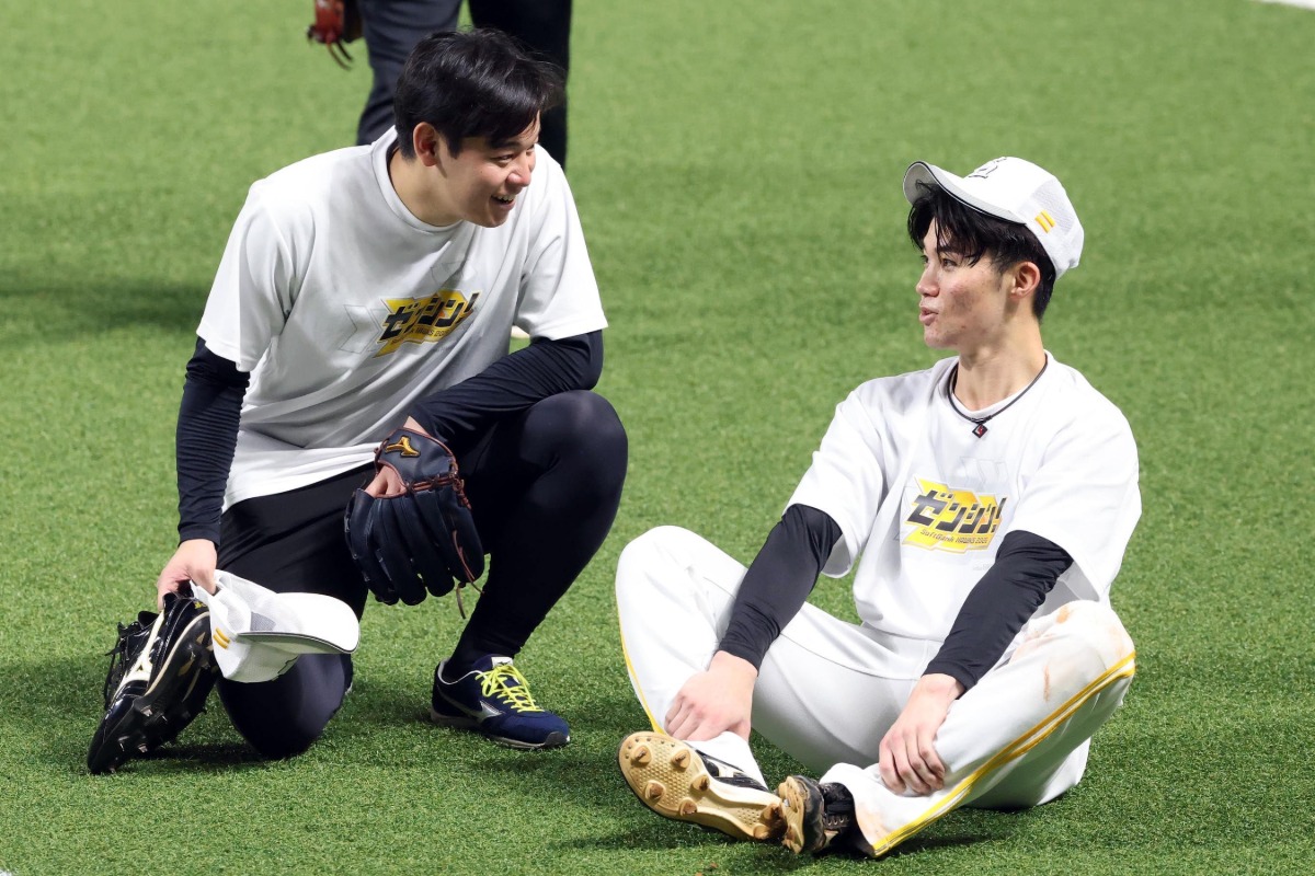 笑顔で会話する庄子雄大（右）と鈴木豪太【写真：栗木一考】