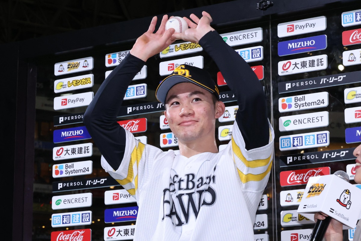 プロ初本塁打の記念ボールを掲げる庄子雄大【写真：栗木一考】