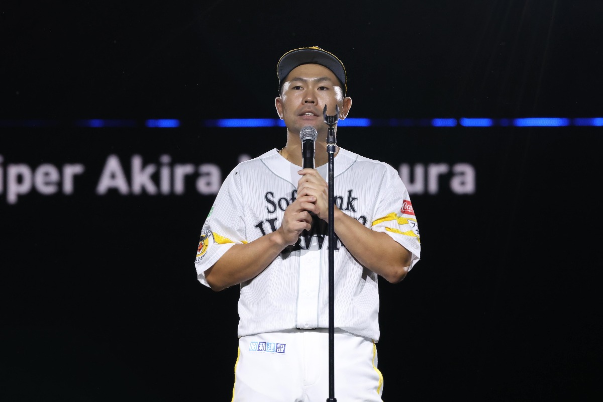 引退試合でスピーチをする中村晃【写真：栗木一考】