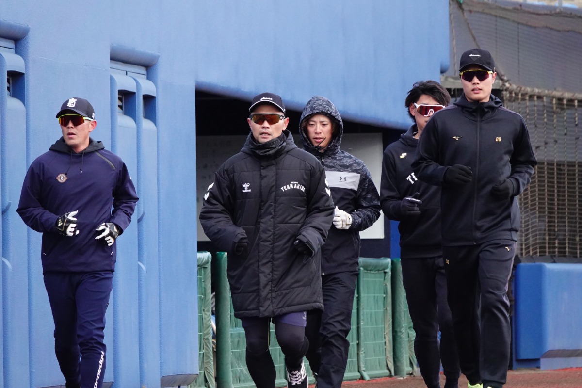 自主トレ中、ランニングする柳瀬明宏打撃投手（左）と中村晃（左から2番目）【写真：竹村岳】