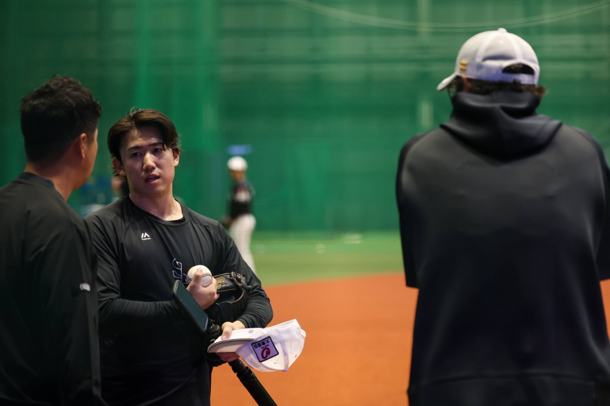 斉藤和巳2軍監督と会話を交わす木村光【写真：加治屋友輝】