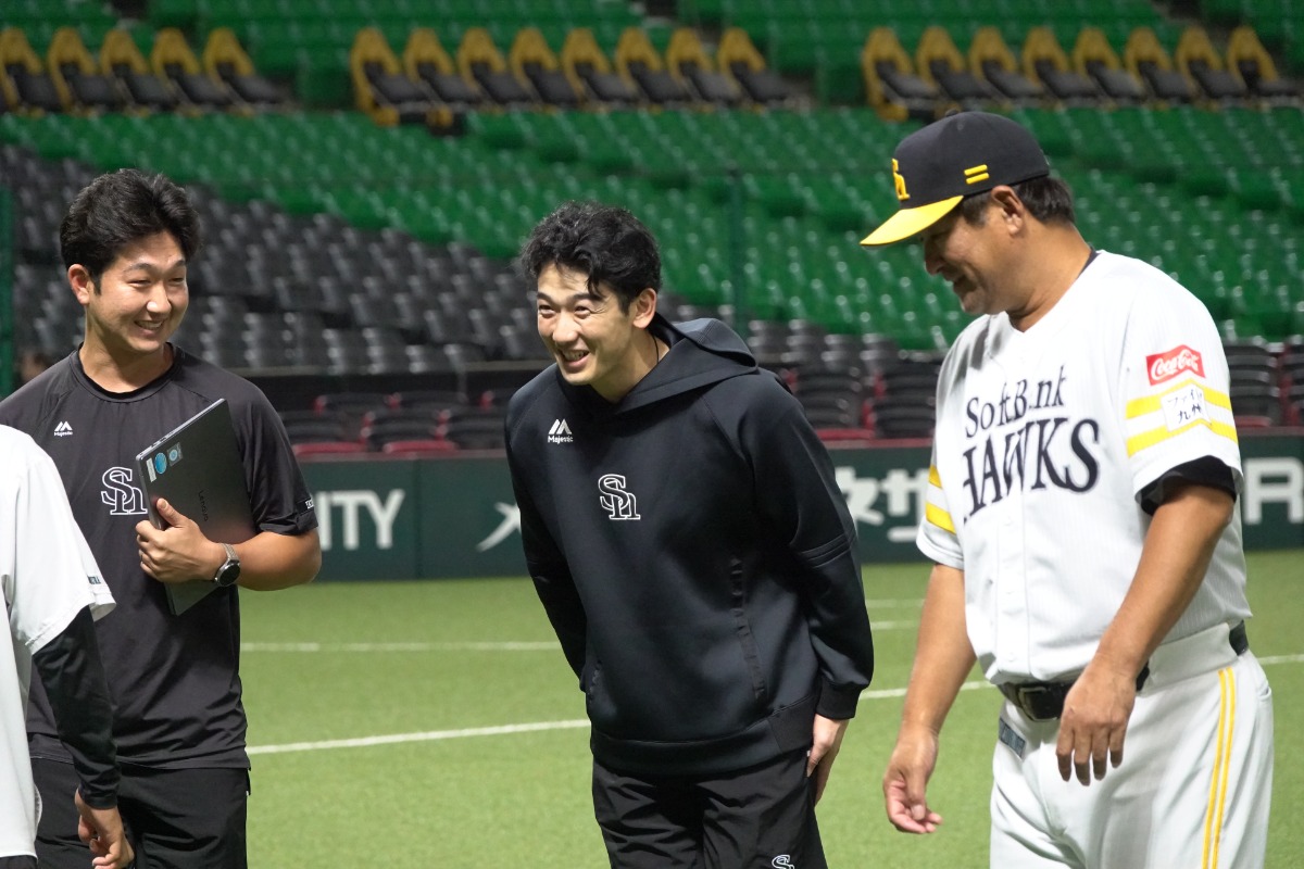 3軍戦の試合後、首脳陣に挨拶する山本祐大【写真：竹村岳】