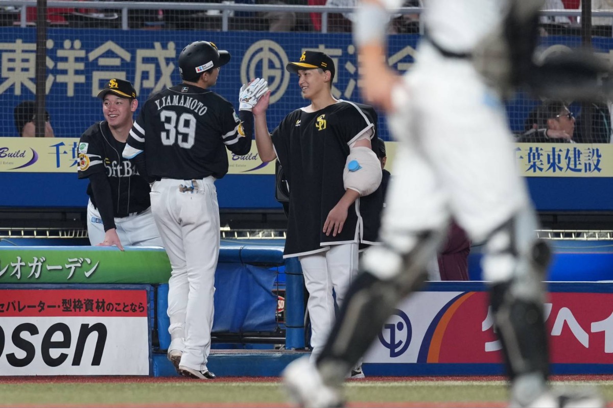 逆転3ランを放った山本祐大とハイタッチする前田悠伍【写真：井上学】