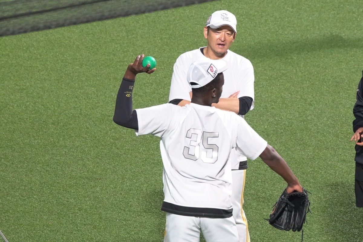 リバン・モイネロと会話する倉野信次投手コーチ【写真：竹村岳】