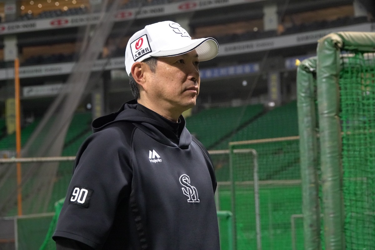 取材に応じた小久保裕紀監督【写真：竹村岳】
