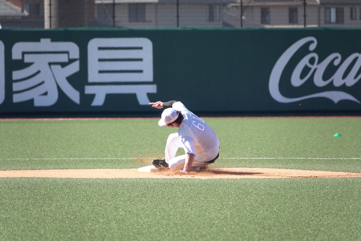 スライディングする川村友斗【写真：竹村岳】