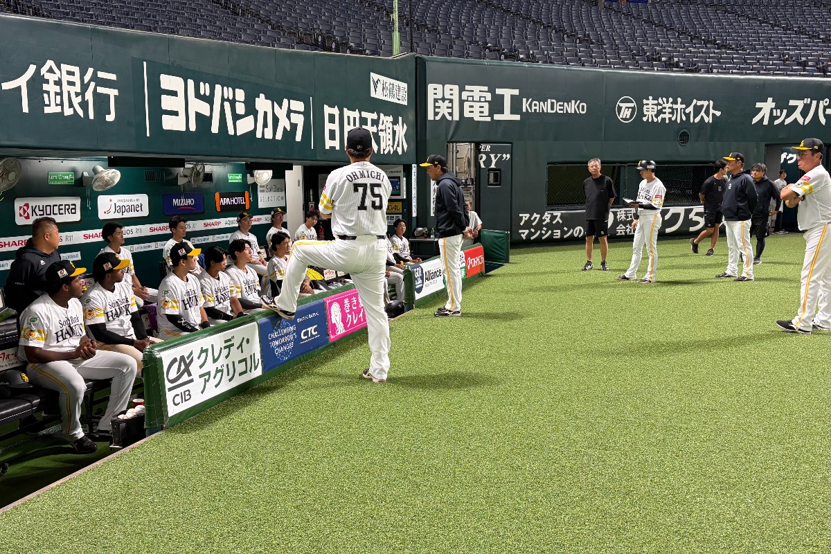 6日の3軍戦後、ミーティングで訓示する大越基3軍監督（中央）【写真：竹村岳】