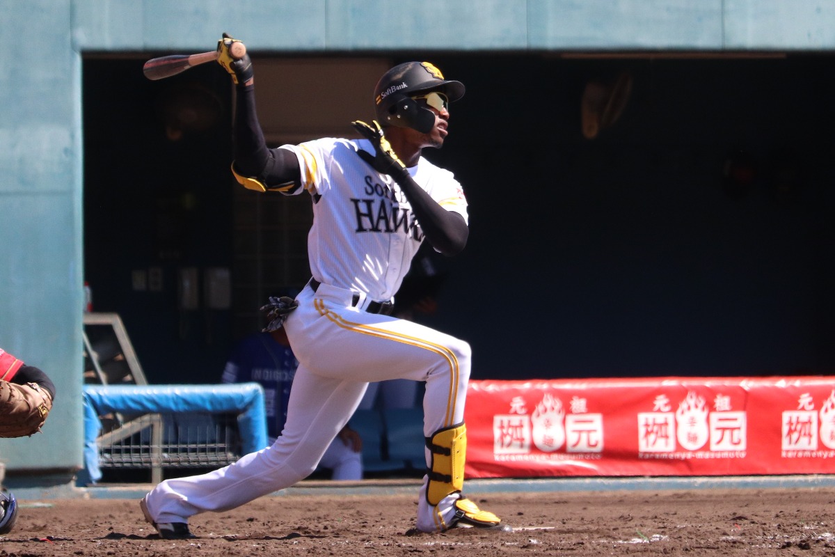 フェニックスリーグで安打を放つイヒネ・イツア【写真：飯田航平】