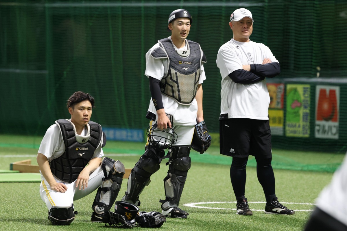 海野隆司（左）、山本祐大（中央）、細川亨バッテリーコーチ【写真：栗木一考】
