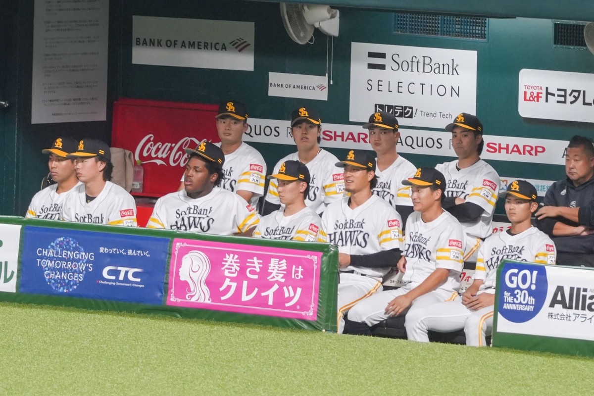 ベンチから試合を見つめる3軍投手陣【写真：森大樹】