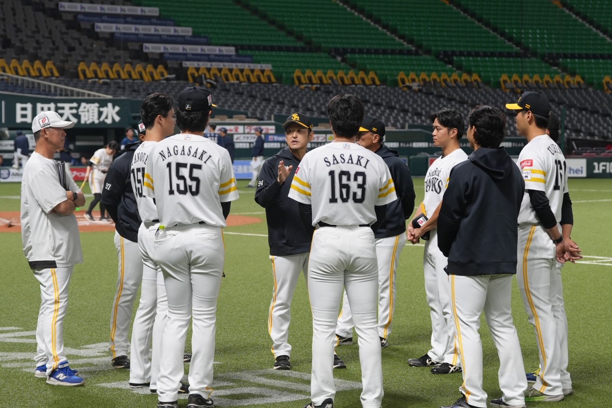 試合後、投手陣へ言葉を送る倉野信次コーチ【写真：森大樹】