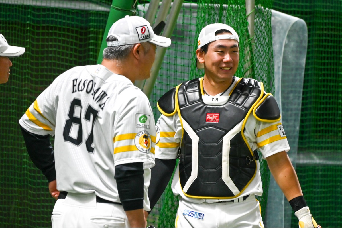 細川亨バッテリーコーチと話す池田栞太【写真：長濱幸治】