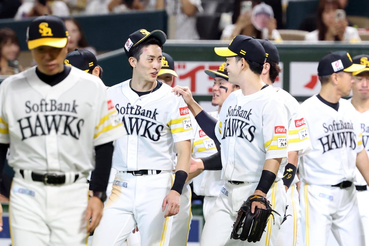 栗原陵矢に声をかけられる周東佑京【写真：栗木一考】