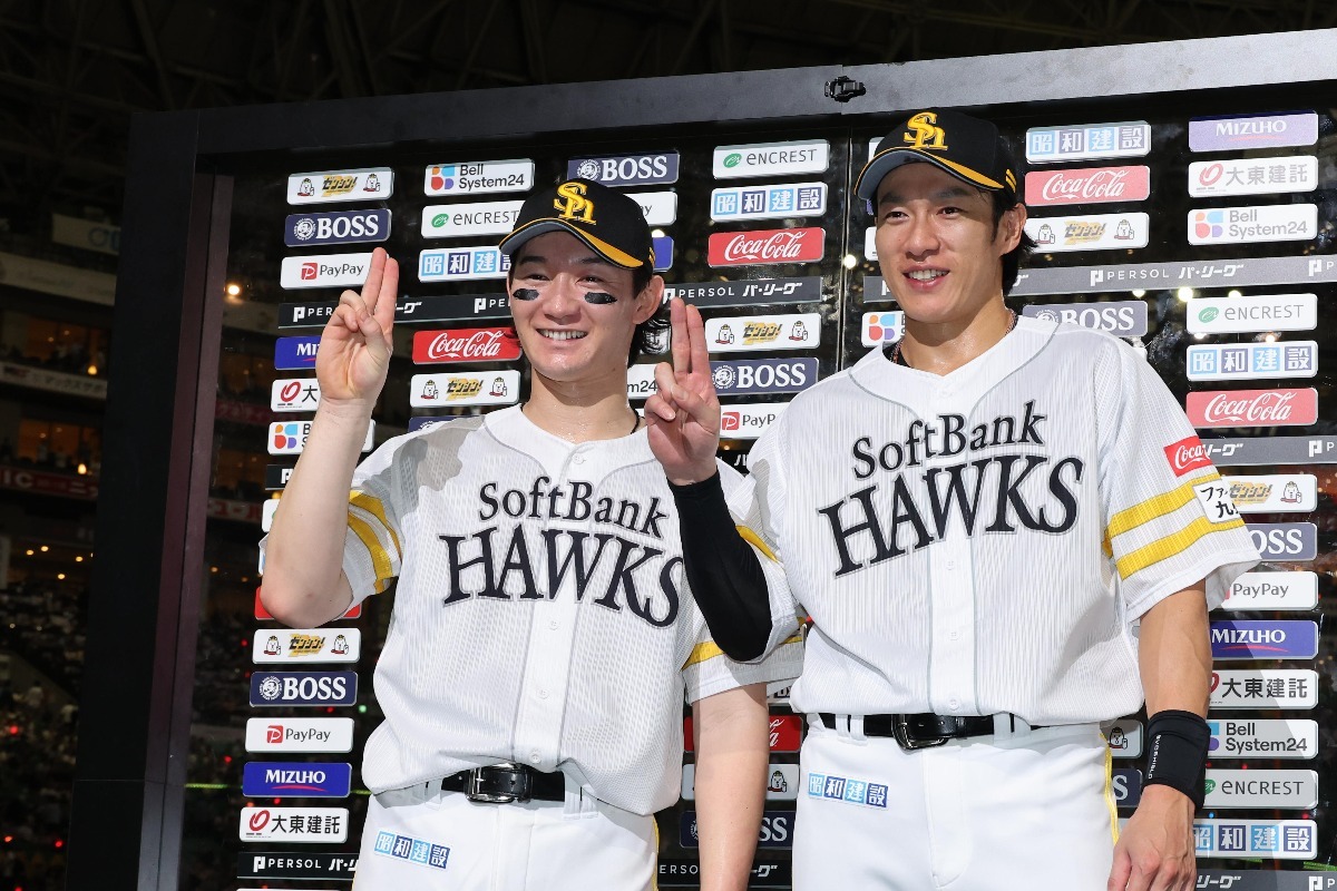 正木智也と柳田悠岐【写真：栗木一考】