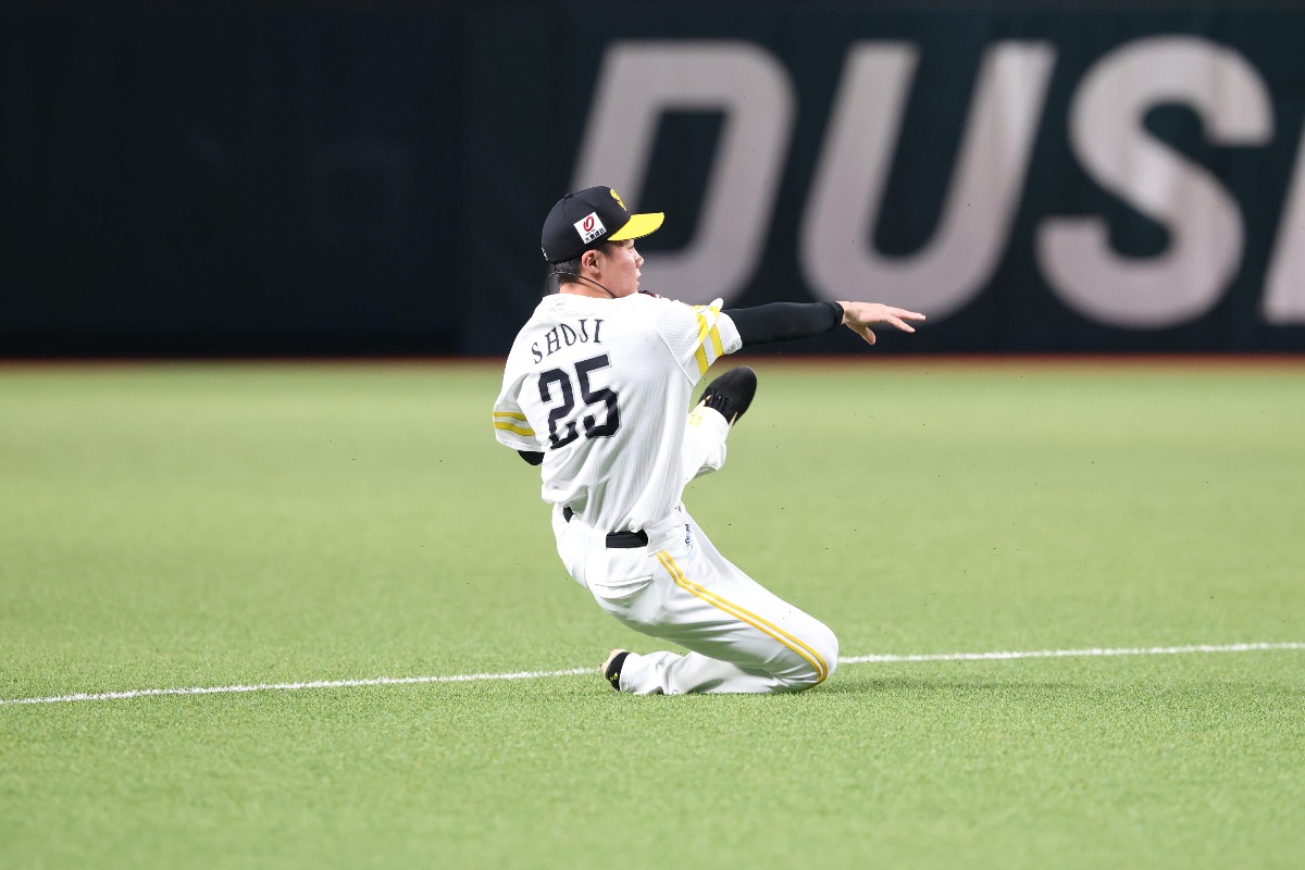 三遊間の打球を処理する庄子雄大【写真：栗木一考】