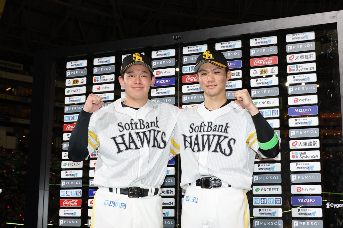 ヒーローインタビューで笑顔を見せる鈴木豪太（左）と庄子雄大【写真：栗木一考】
