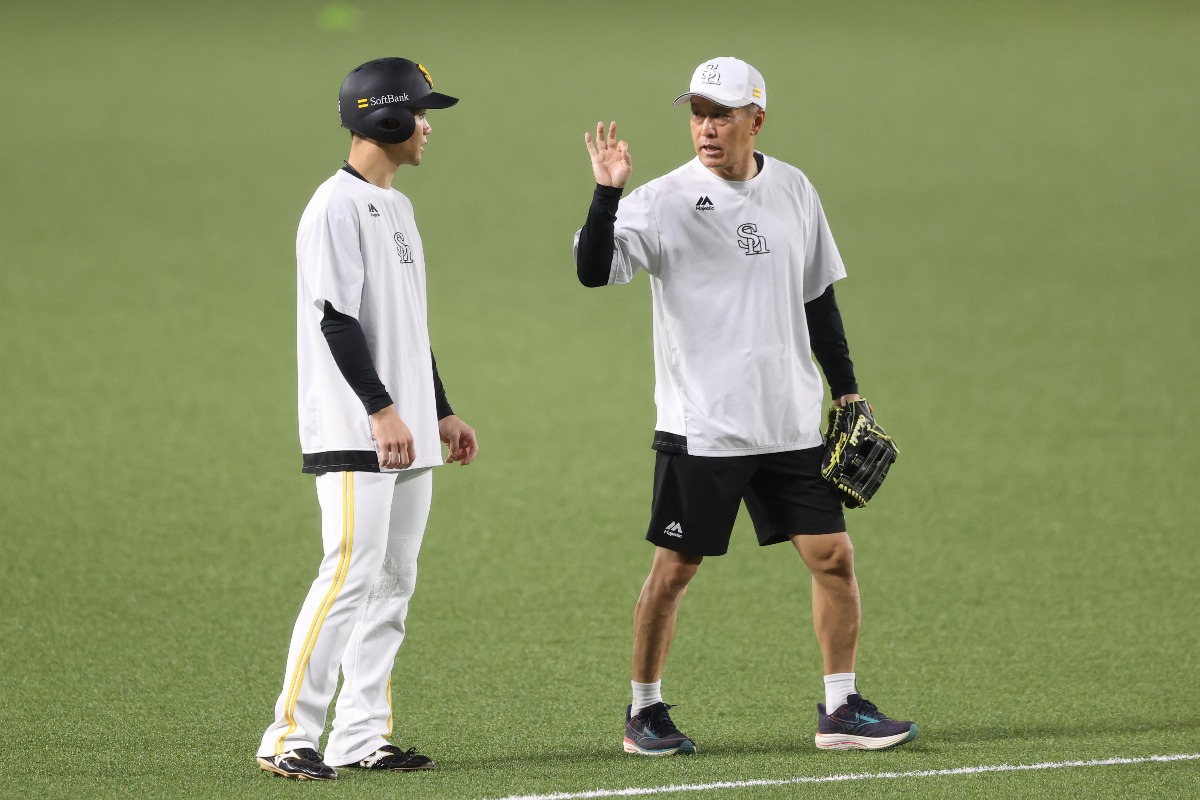庄子雄大（左）と大西崇之コーチ【写真：栗木一考】