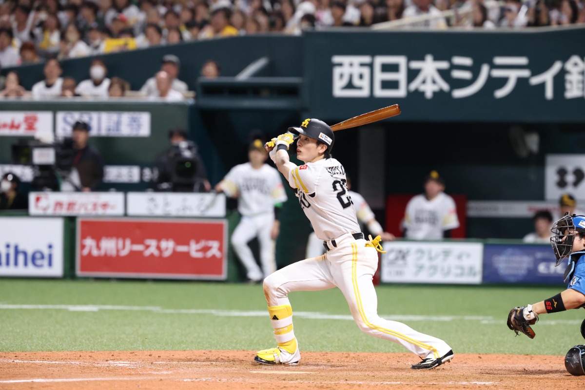 犠飛を放つ周東佑京【写真：栗木一考】