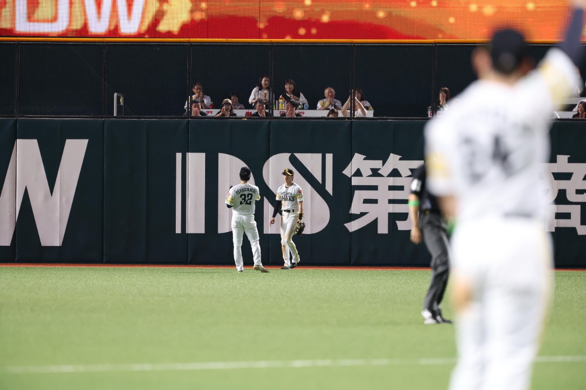 8回に好守を見せた周東佑京【写真：栗木一考】