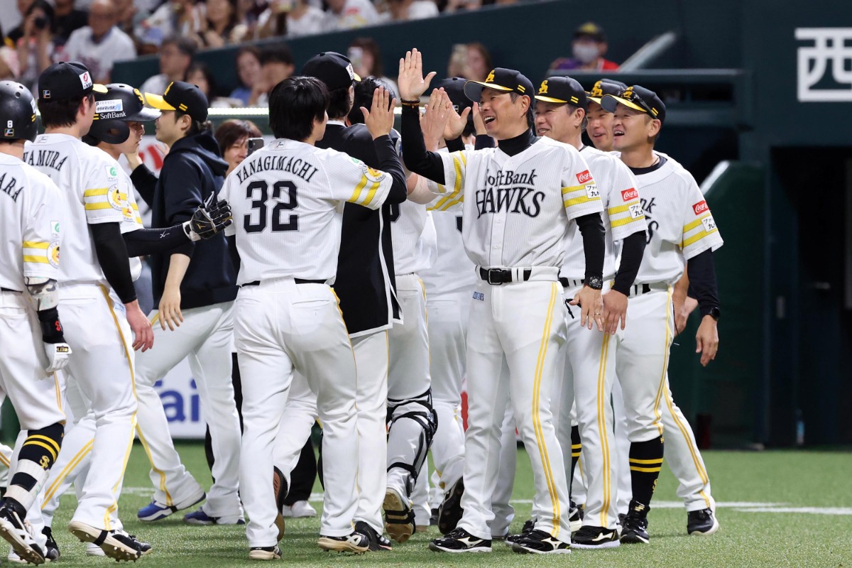 サヨナラ勝ちに笑顔を見せる小久保裕紀監督【写真：栗木一考】