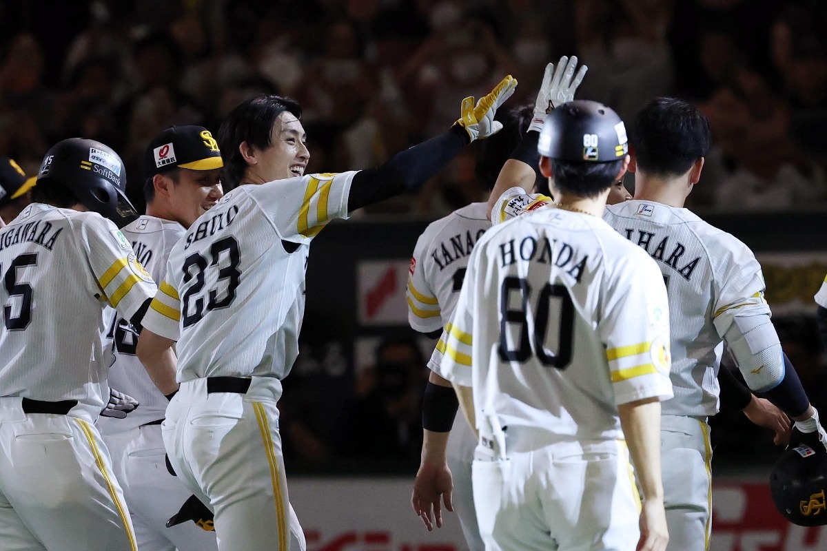 栗原陵矢とハイタッチする周東佑京【写真：栗木一考】