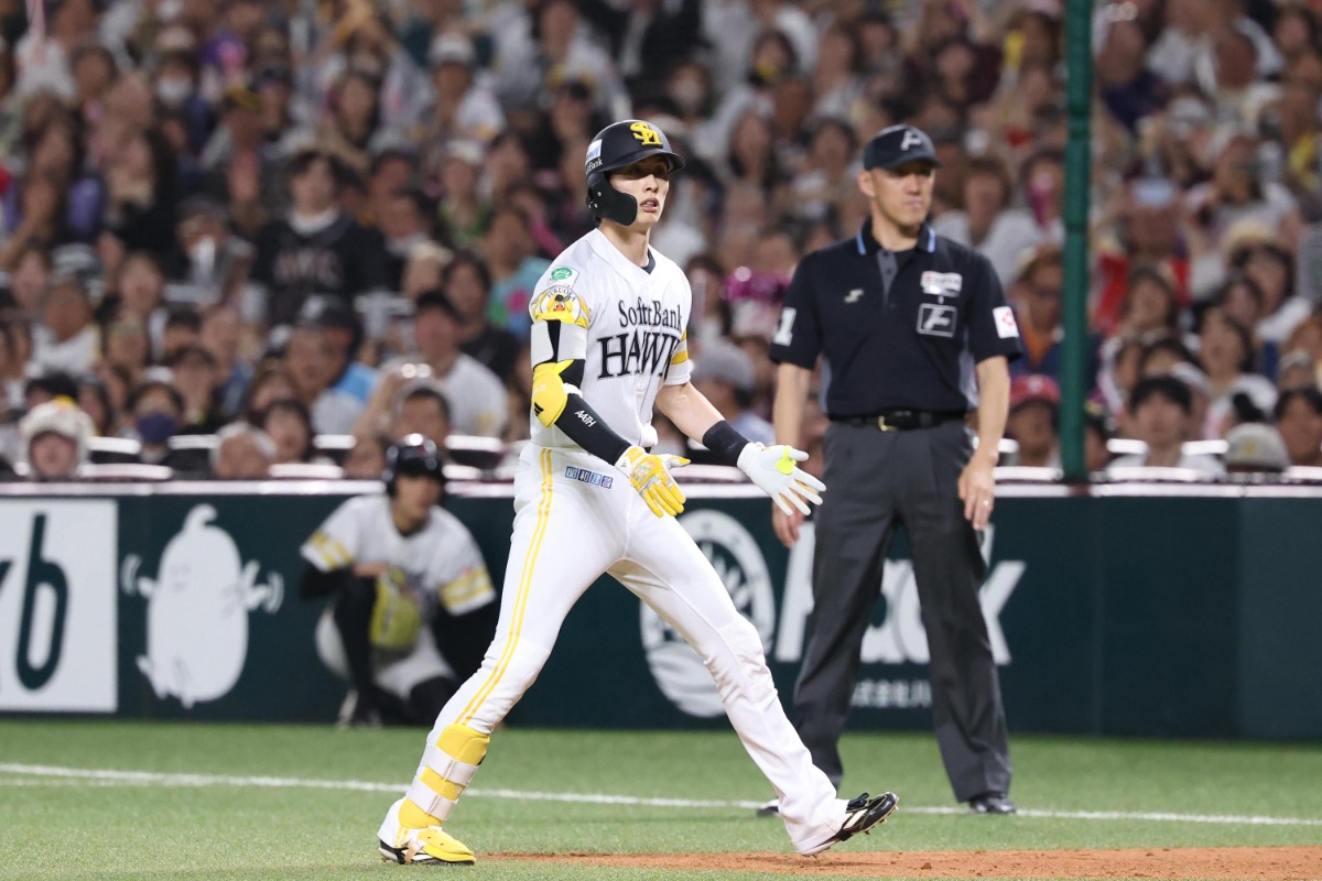 9回に安打を放った周東佑京【写真：栗木一考】