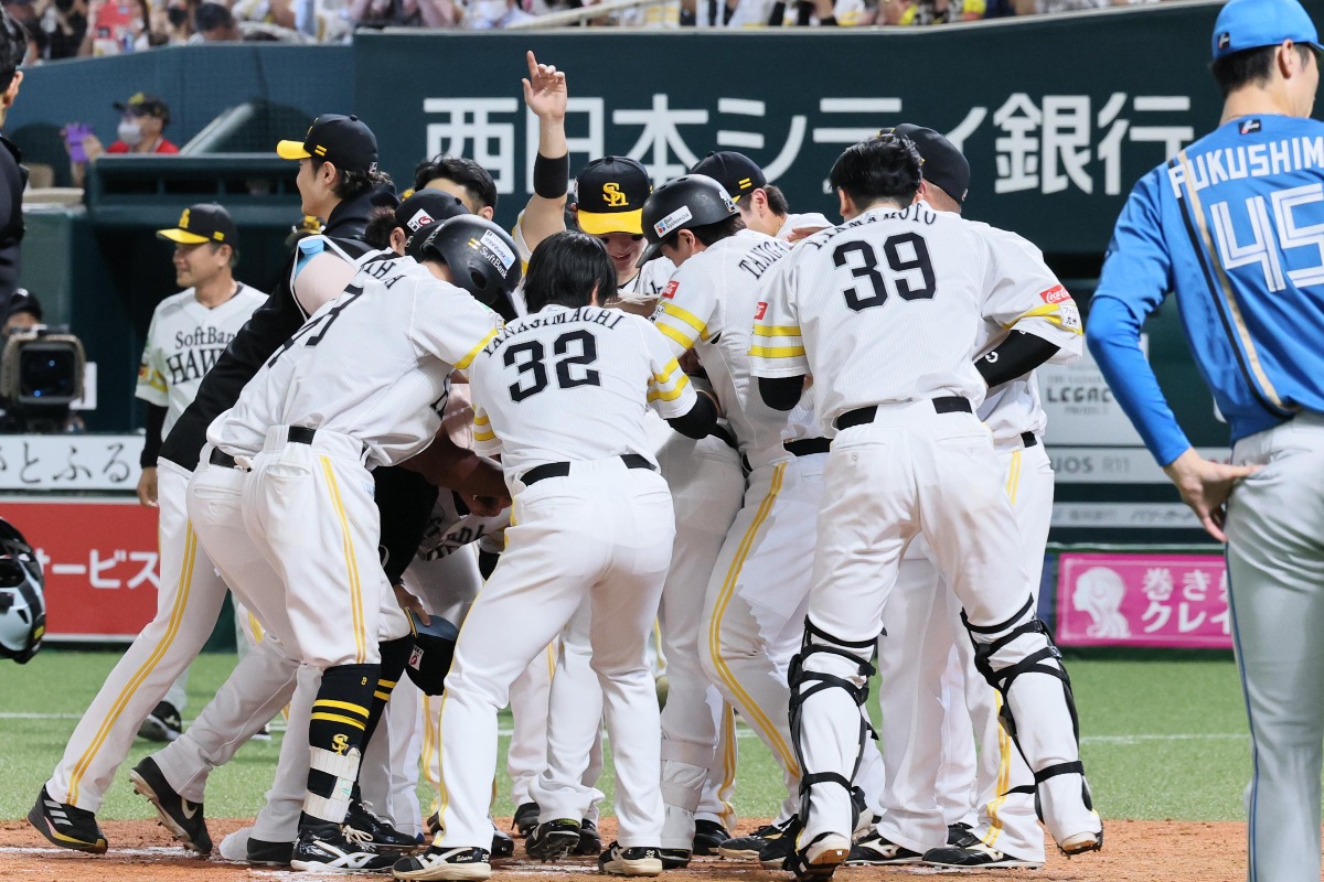 サヨナラ満塁弾を放ち、ナインにもみくちゃにされる栗原陵矢【写真：産経新聞社】