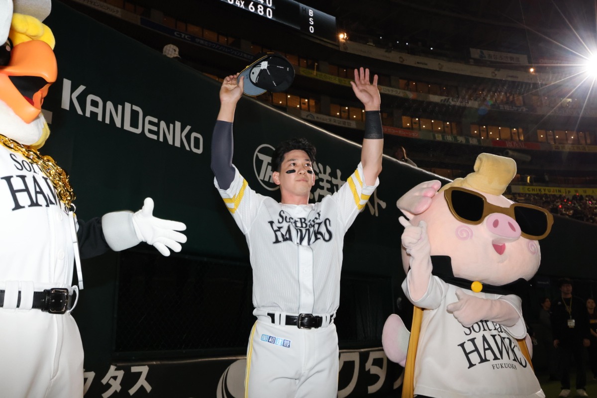 ヒーローインタビューに応えた栗原陵矢【写真：栗木一考】