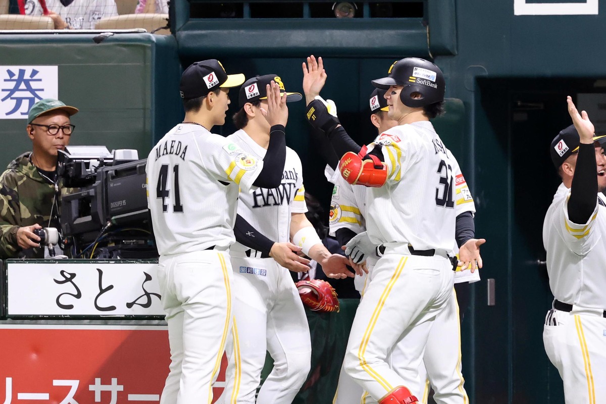 逆転2ランを放った正木智也とハイタッチする前田悠伍【写真：栗木一考】