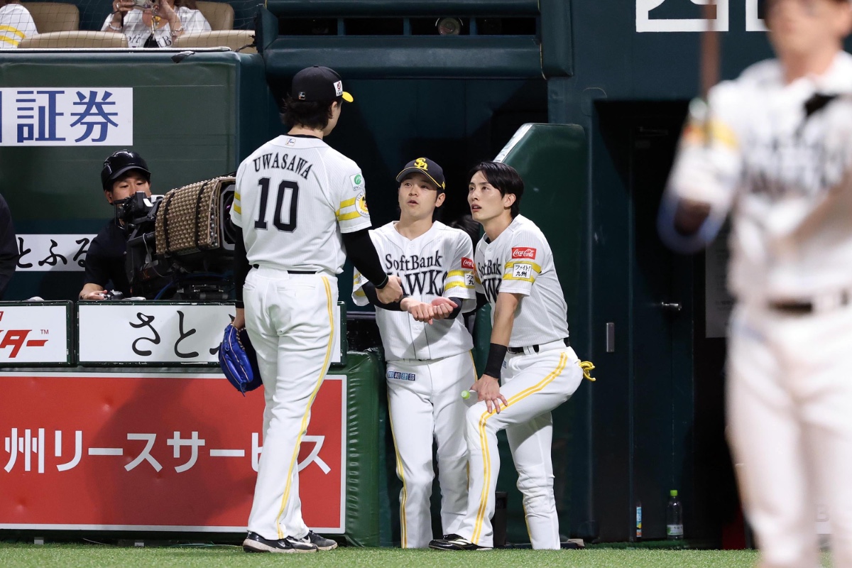 ベンチ前で会話を交わす上沢直之、川瀬晃、周東佑京【写真:栗木一考】