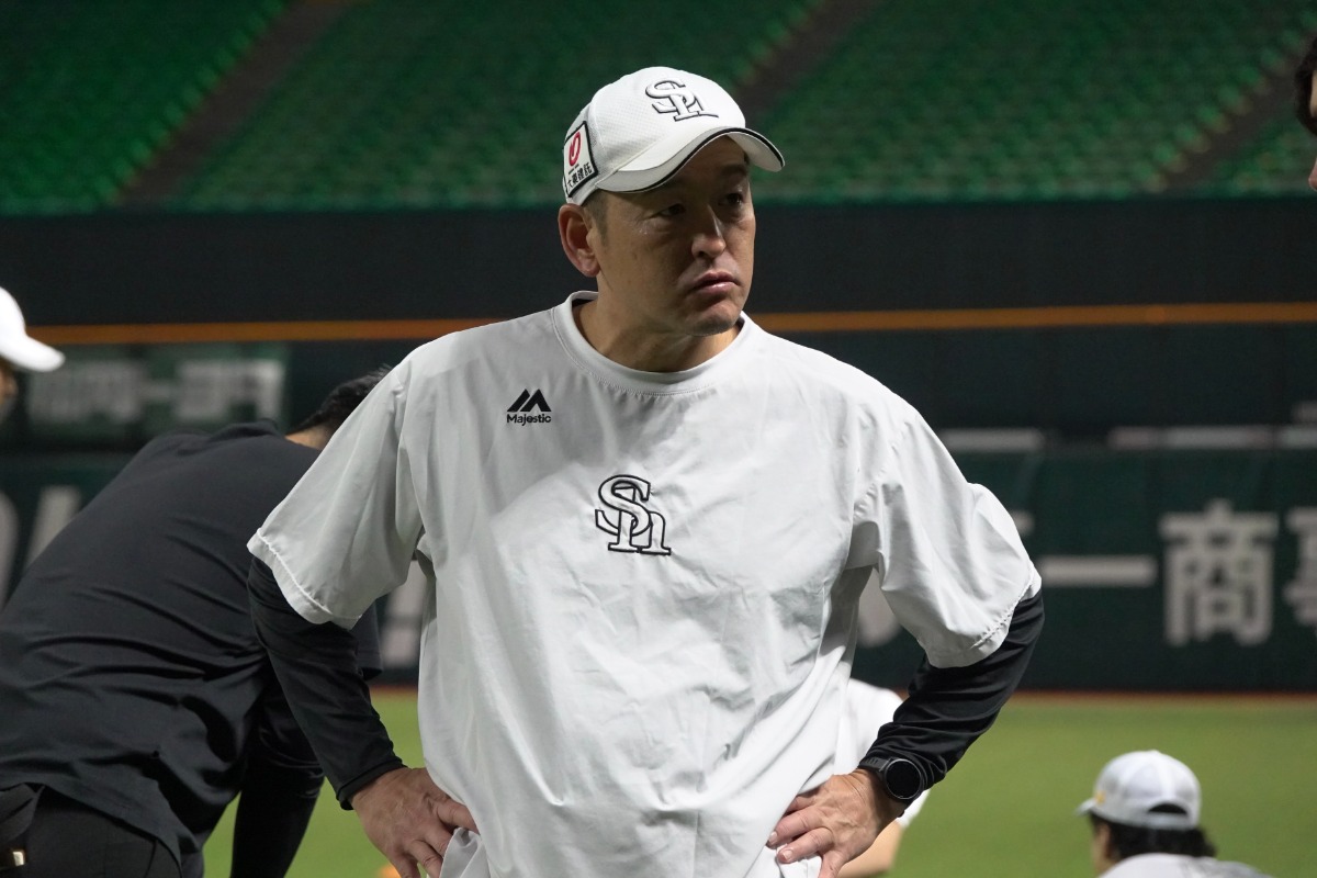 倉野信次投手コーチ【写真：竹村岳】