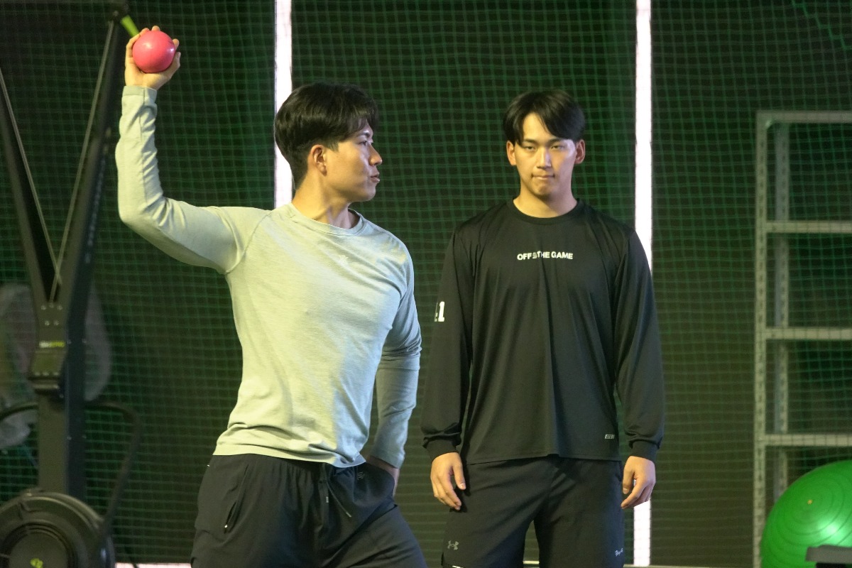 タマスタ筑後でともに自主トレする千賀滉大と前田悠伍【写真：竹村岳】