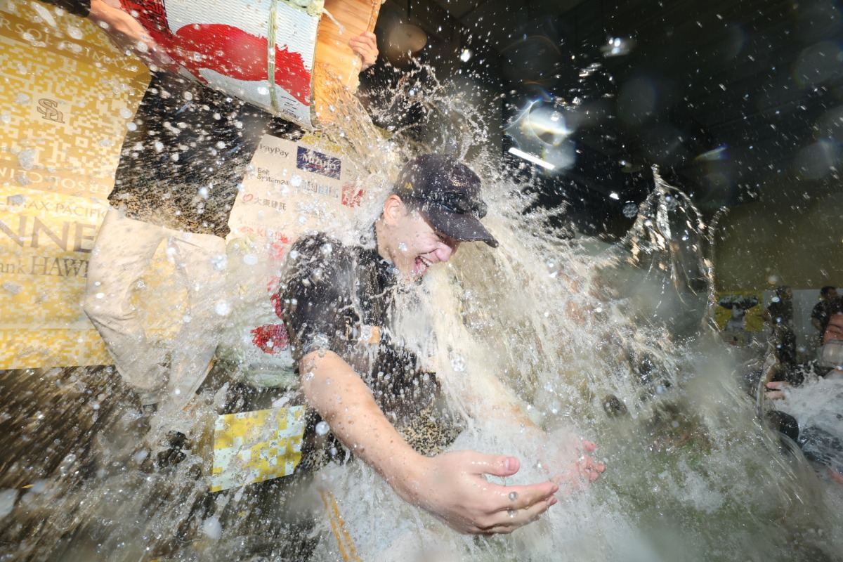 初めてのビールかけを経験した前田悠伍【写真：栗木一考】