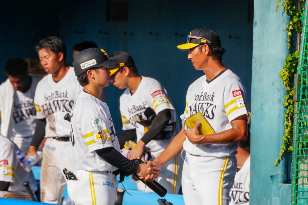 廣瀬隆太と握手を交わす斉藤和巳2軍監督【写真：森大樹】