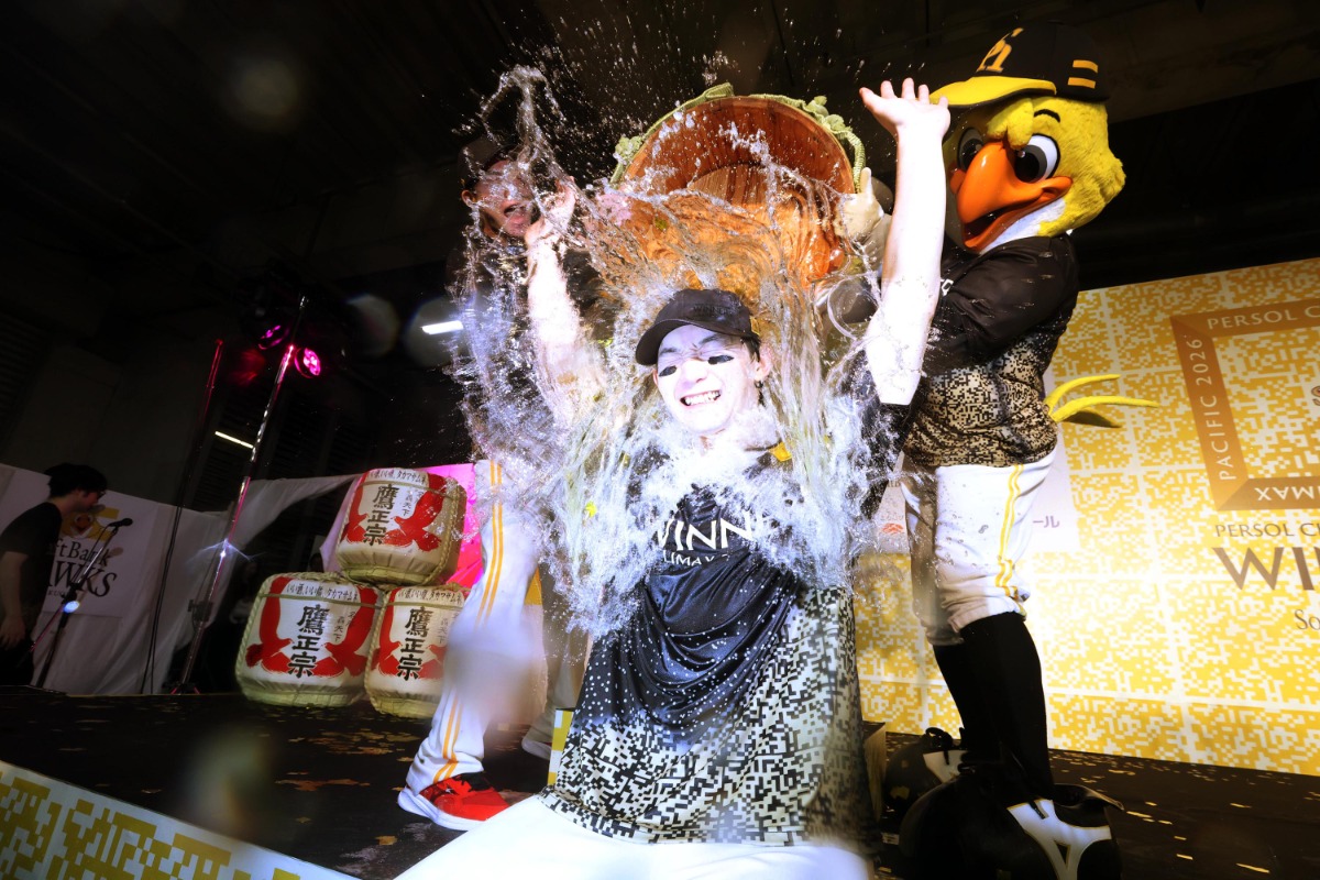 ビールかけでお酒を浴びる正木智也【写真：栗木一考】