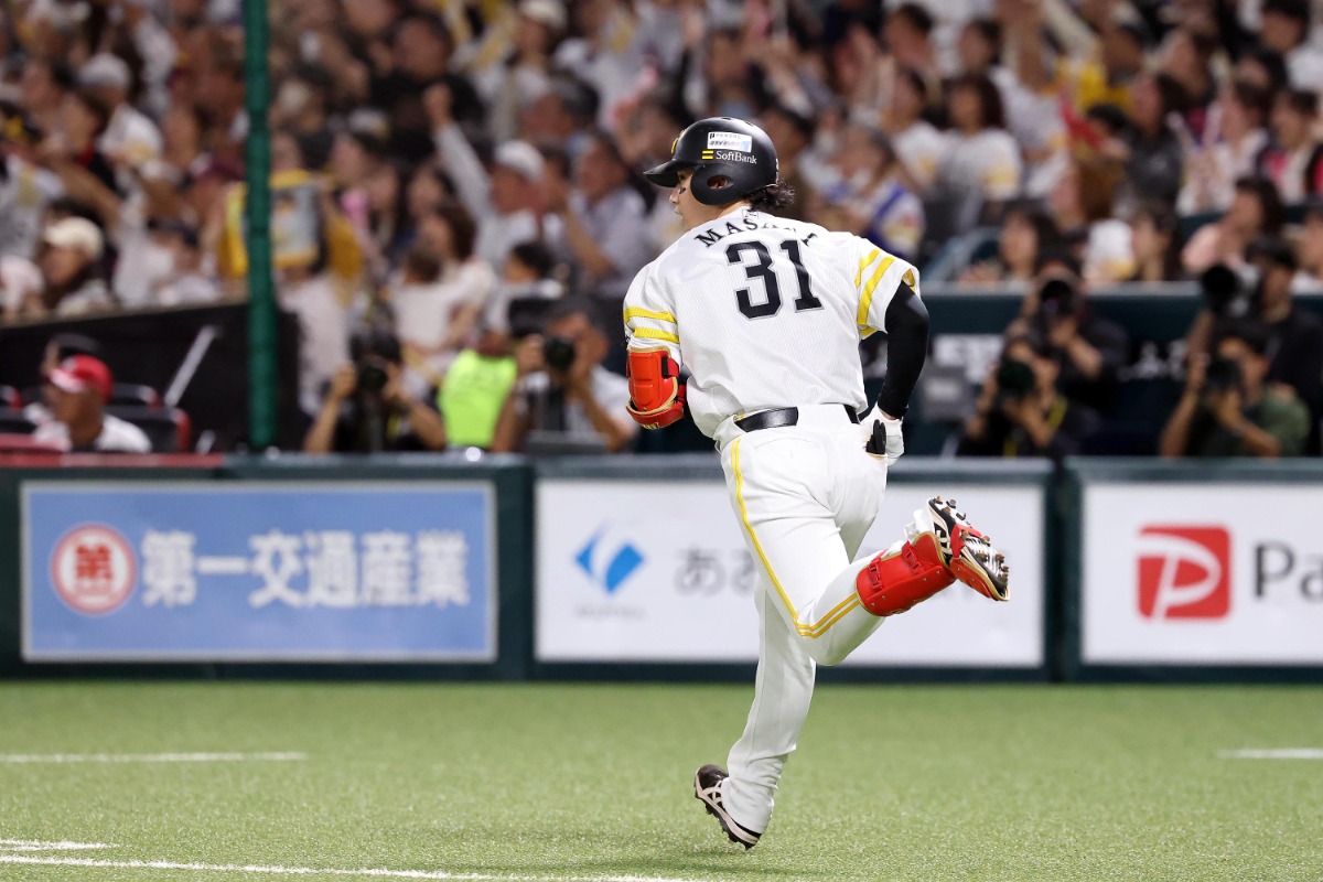 逆転2ランを放った正木智也【写真：栗木一考】