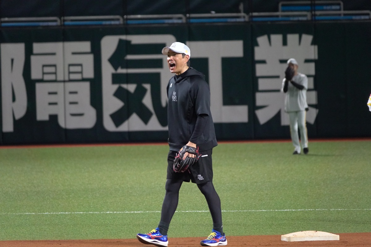 池田栞太に声を掛ける小久保裕紀監督【写真：竹村岳】