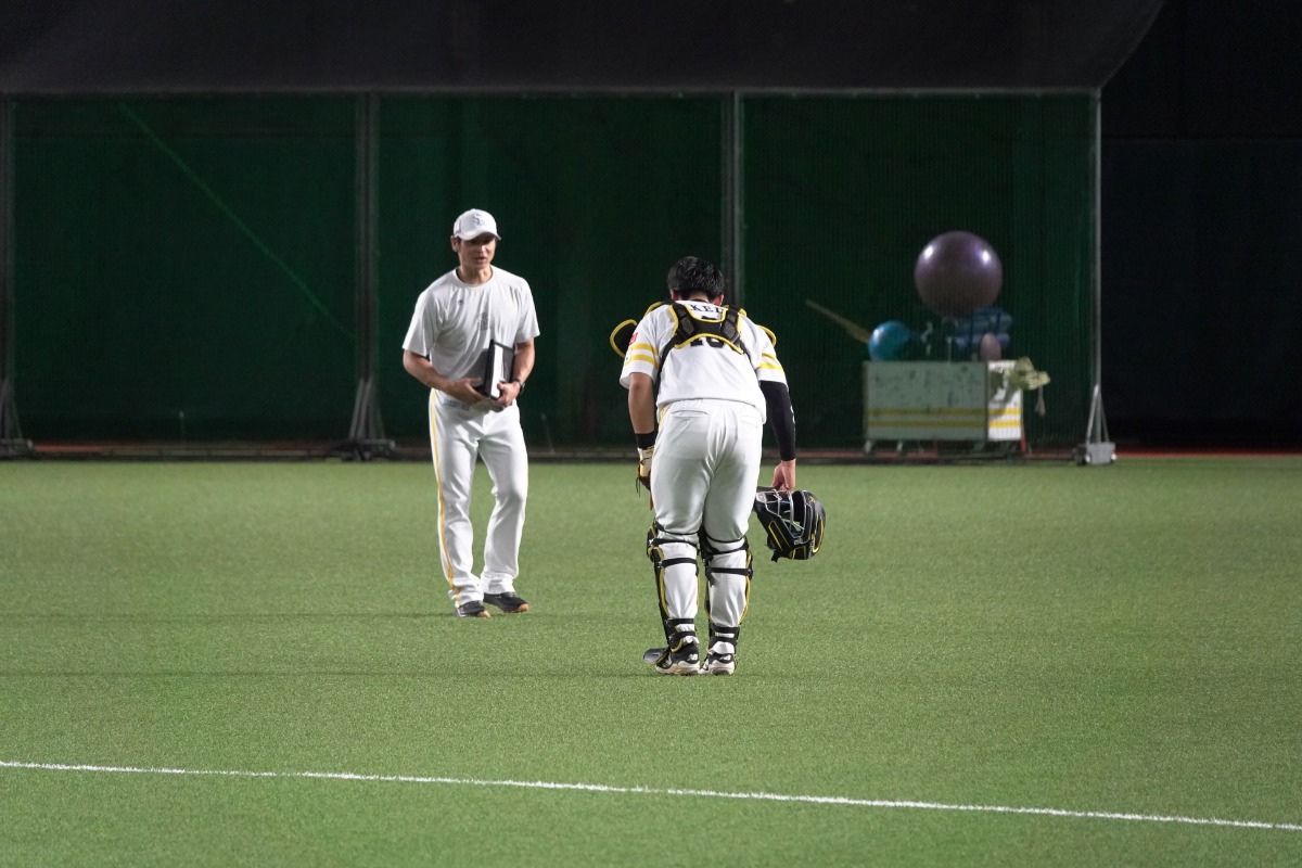 中田賢一コーチに挨拶してからグラウンドを去る池田栞太【写真：竹村岳】