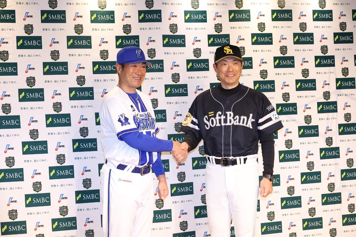 DeNAの相川監督と握手する小久保裕紀監督【写真：栗木一考】