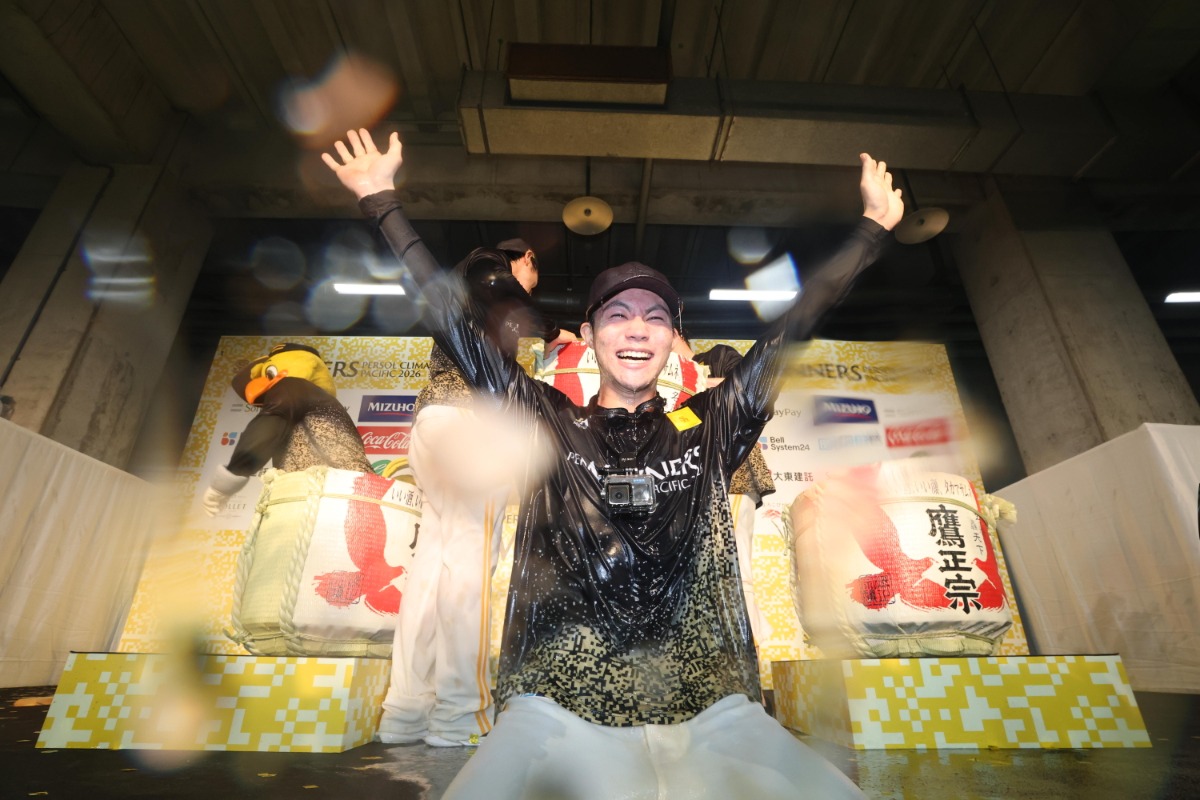 CSファイナルステージでMVPを獲得しビールかけを楽しむ庄子雄大【写真：栗木一考】