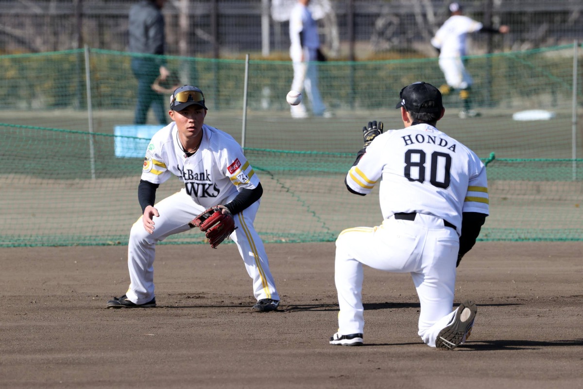 キャンプ中に本多雄一コーチと練習する庄子雄大【写真：栗木一考】