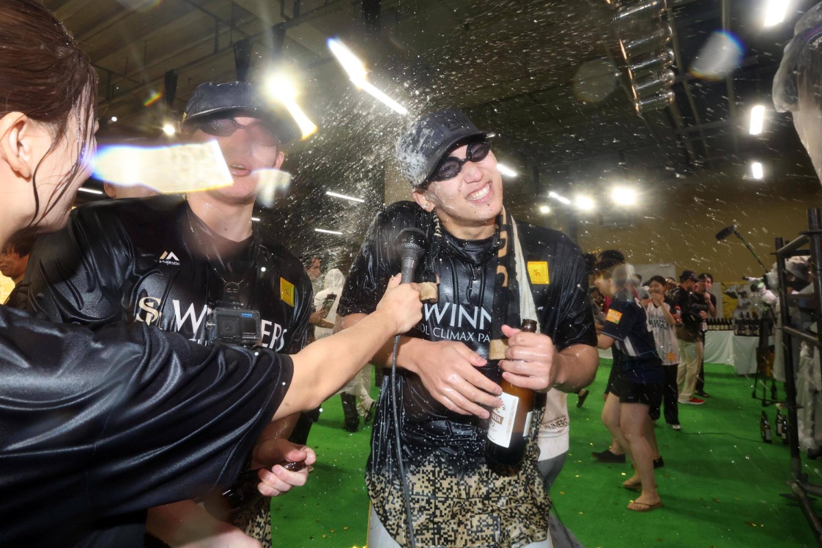 CSを突破してビールかけを楽しむ前田悠伍【写真：栗木一考】