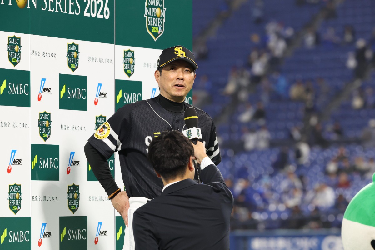 勝利監督インタビューに応じる小久保裕紀監督【写真：栗木一考】