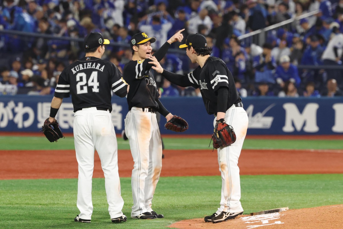 初戦に勝利しハイタッチする庄子雄大（中央）【写真：栗木一考】